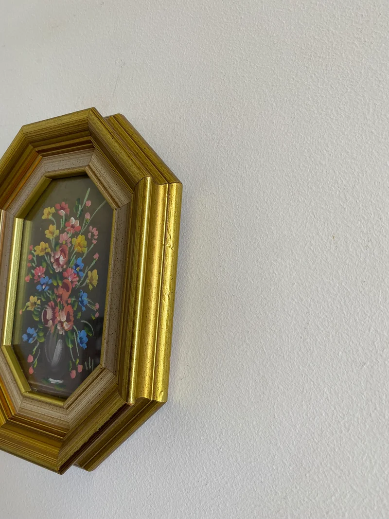 Peintures bouquet de fleurs signées cadres octogonaux en bois doré