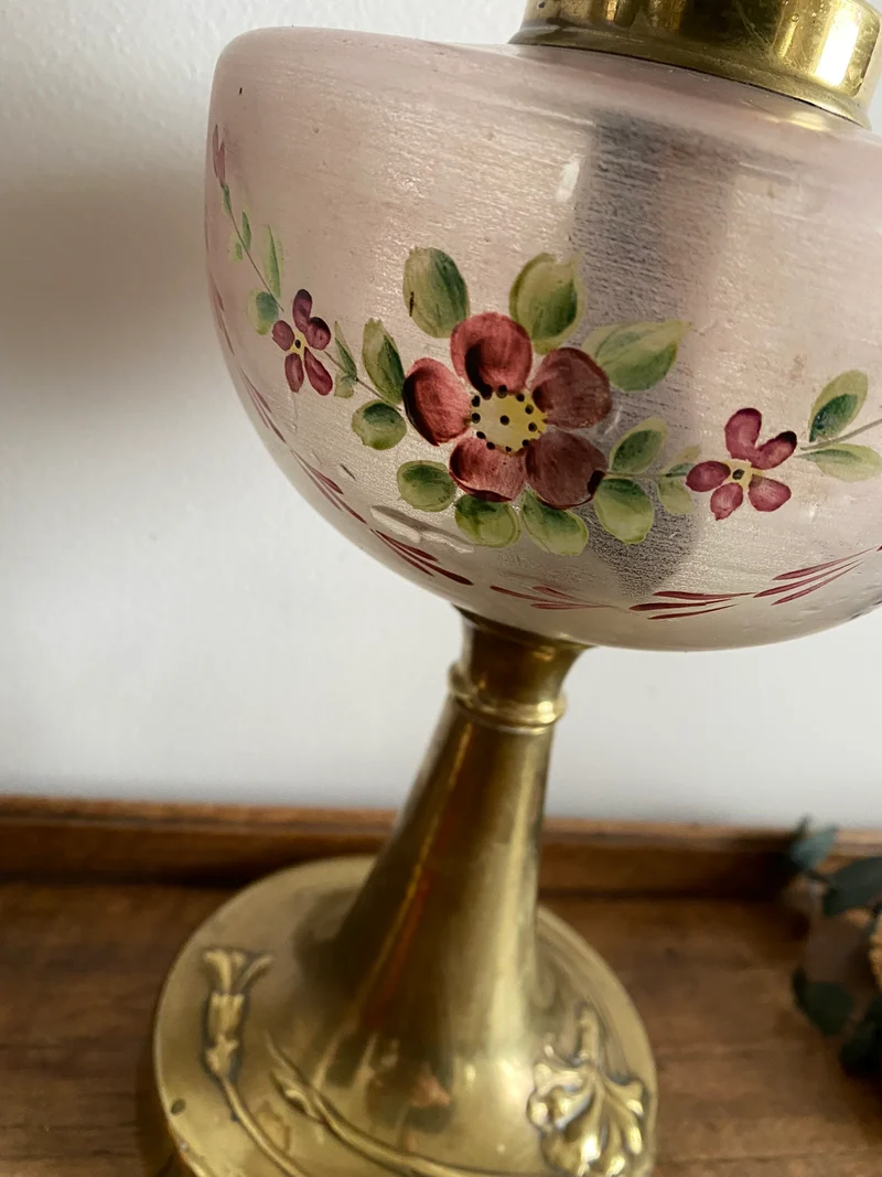 Lampe à pétrole réservoir peint pied laiton doré