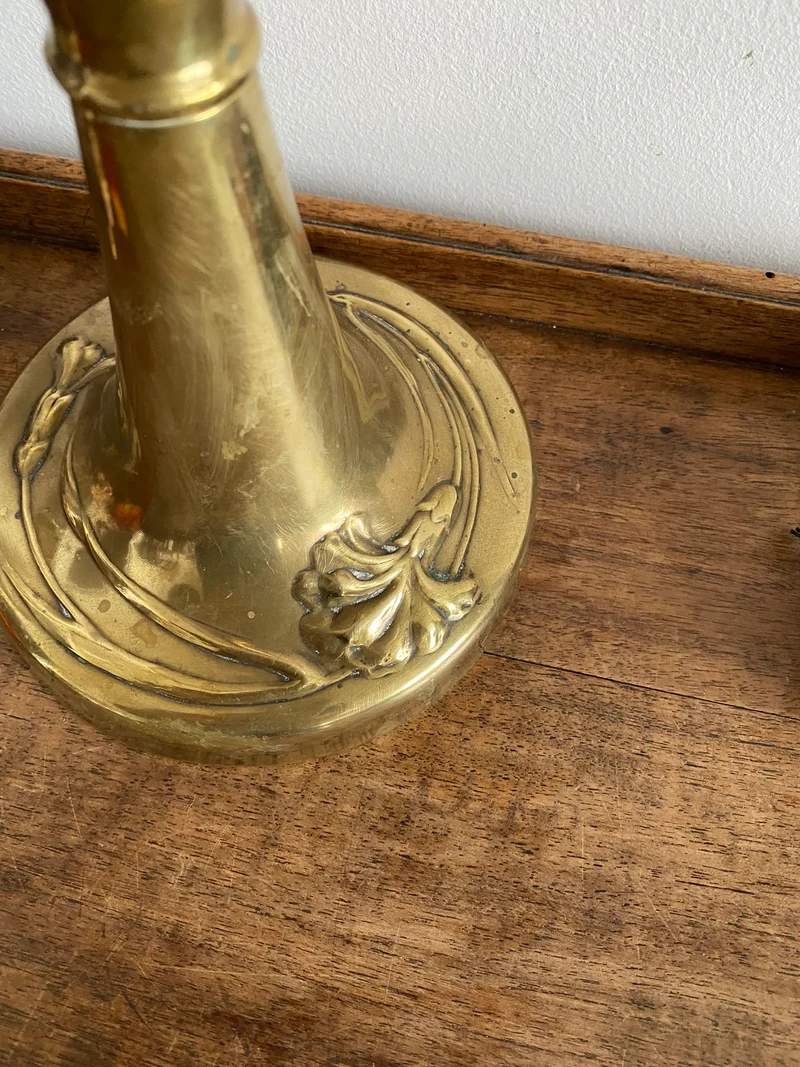 Lampe à pétrole réservoir peint pied laiton doré