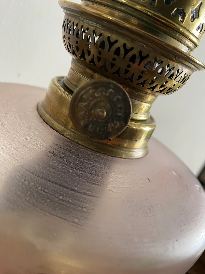 Lampe à pétrole réservoir peint pied laiton doré