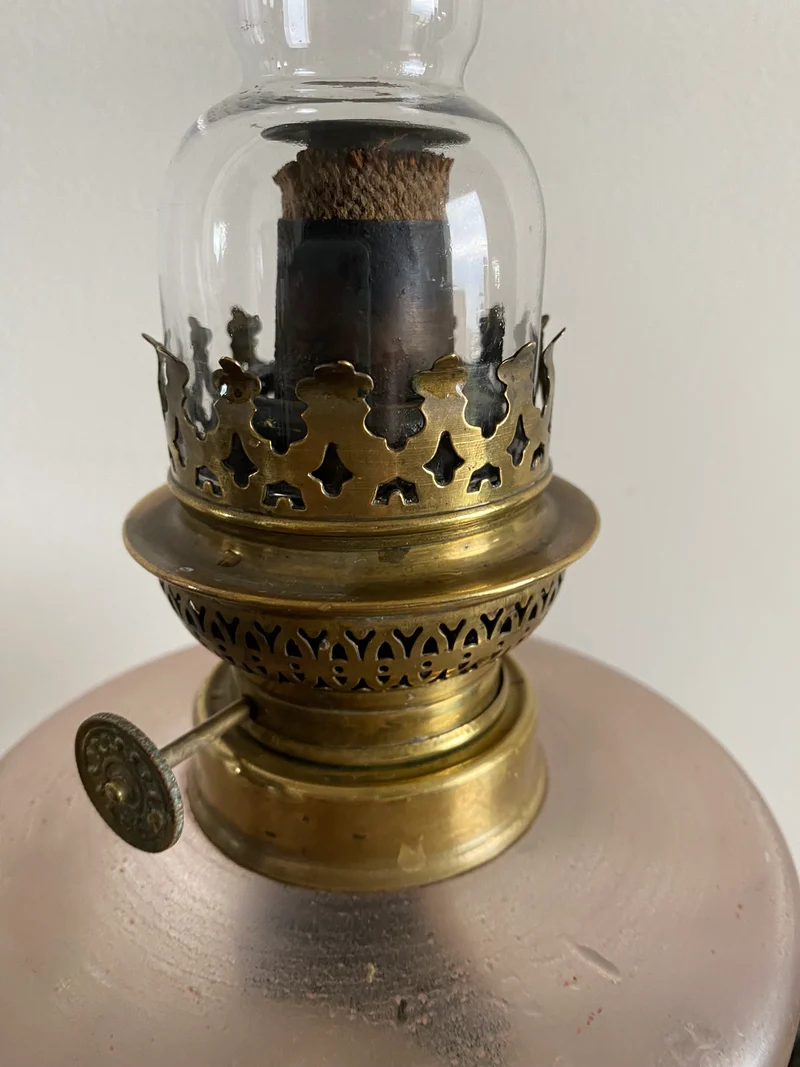 Lampe à pétrole réservoir peint pied laiton doré
