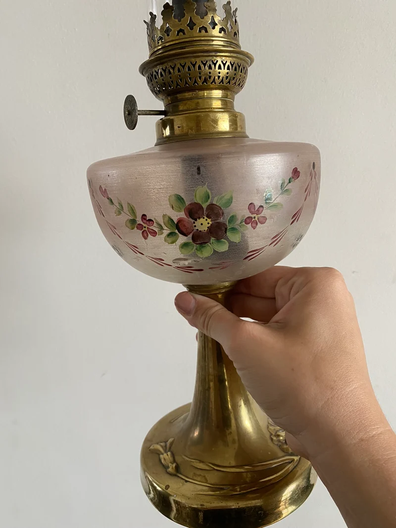 Lampe à pétrole réservoir peint pied laiton doré