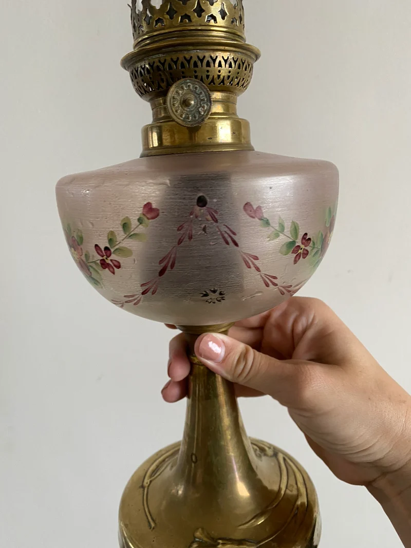 Lampe à pétrole réservoir peint pied laiton doré