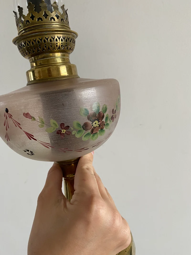 Lampe à pétrole réservoir peint pied laiton doré