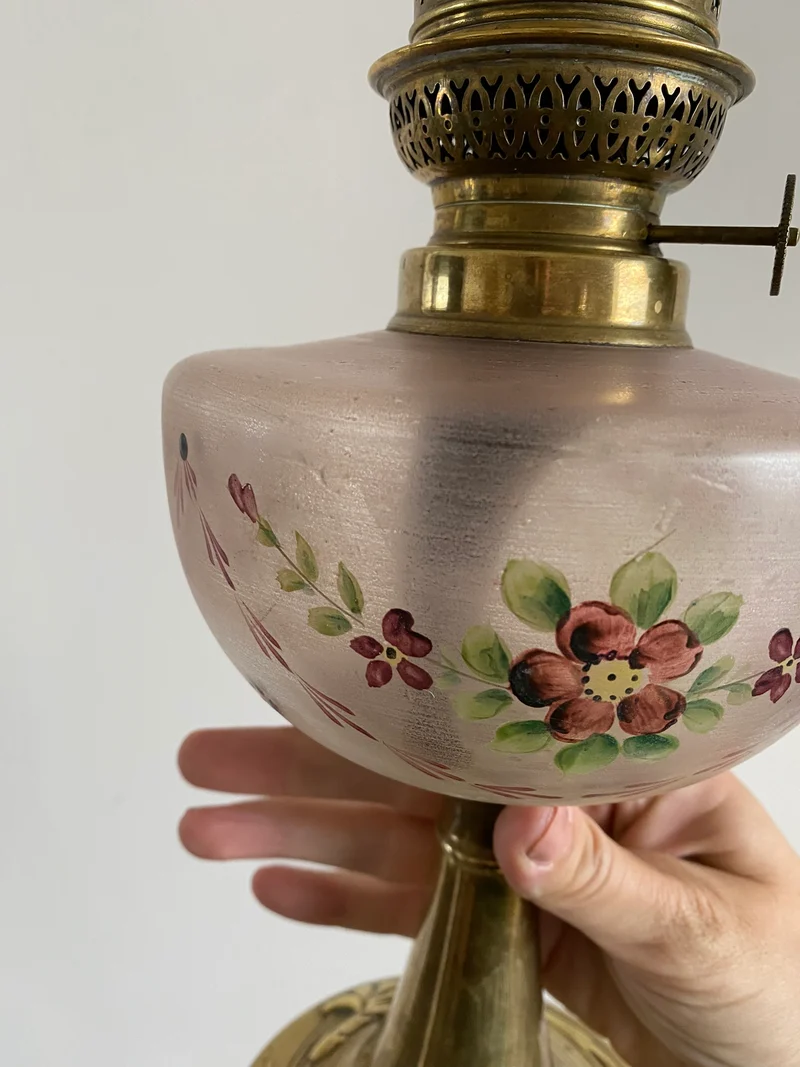 Lampe à pétrole réservoir peint pied laiton doré