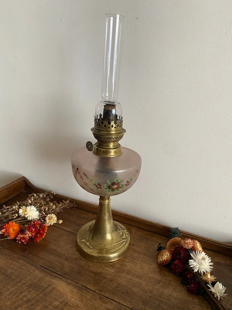 Lampe à pétrole réservoir peint pied laiton doré