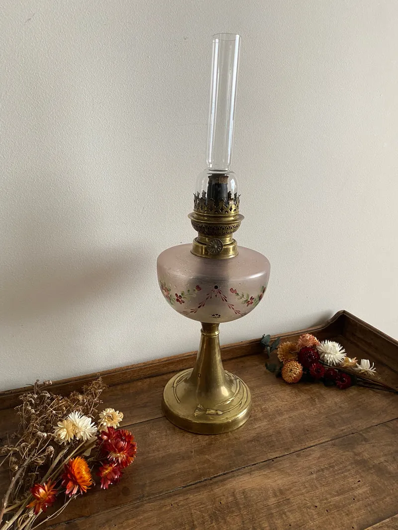 Lampe à pétrole réservoir peint pied laiton doré
