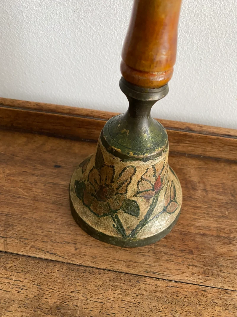 Cloche émaillée en laiton
