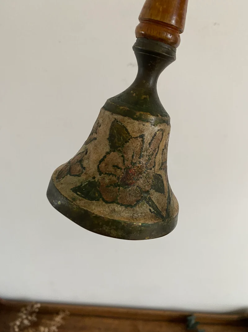 Cloche émaillée en laiton