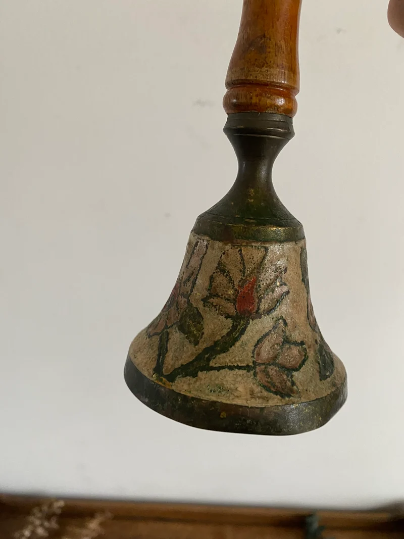 Cloche émaillée en laiton