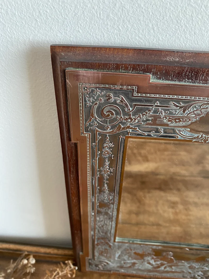 Miroir encadré bois décoré d'une plaque de cuivre