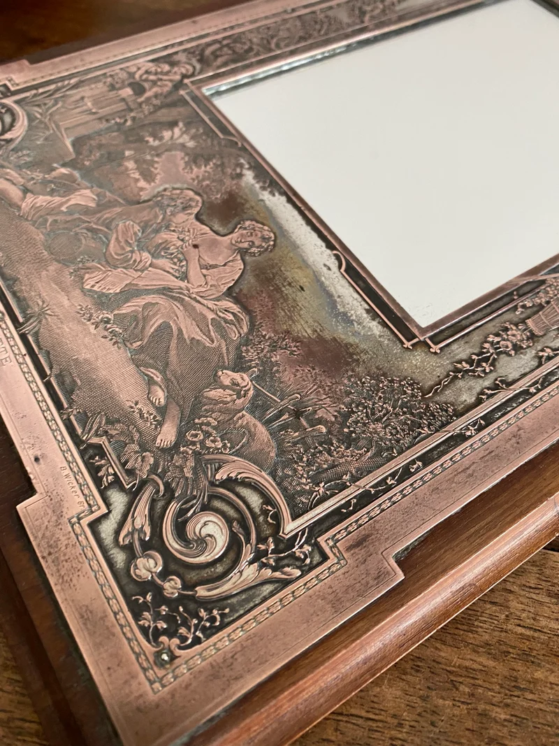 Miroir encadré bois décoré d'une plaque de cuivre