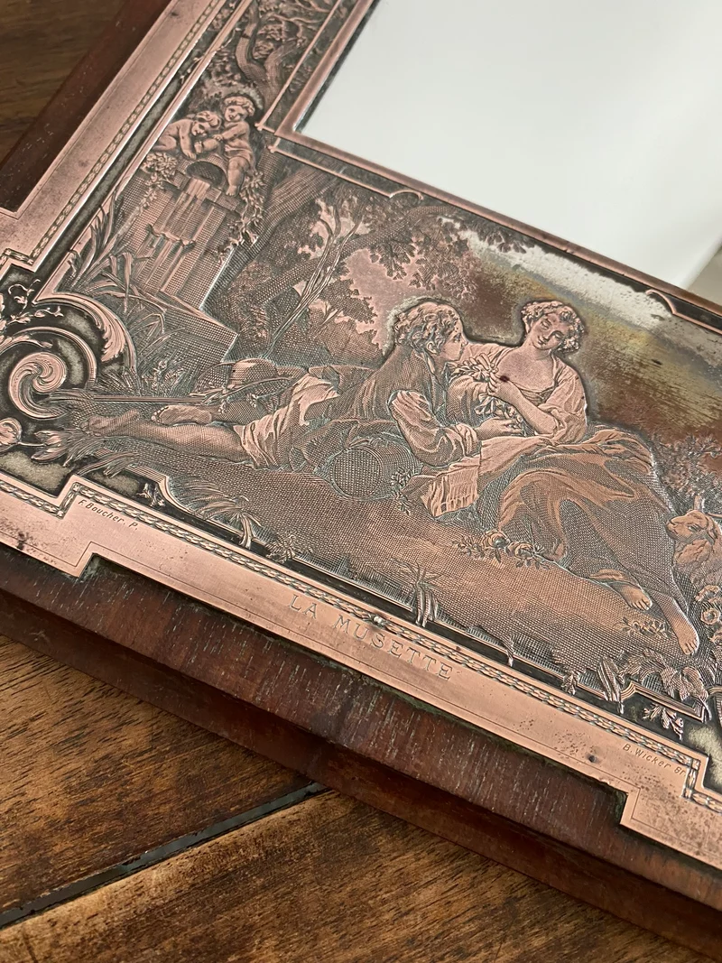 Miroir encadré bois décoré d'une plaque de cuivre