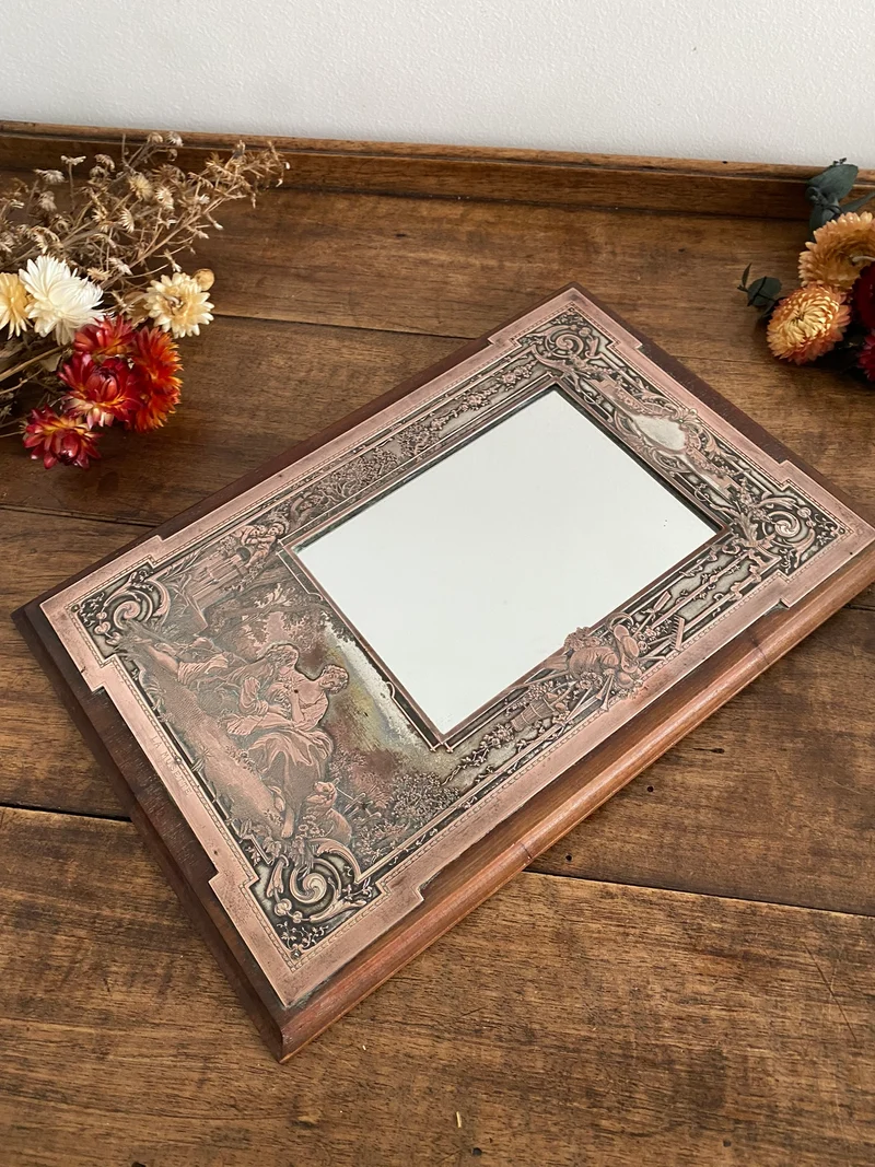 Miroir encadré bois décoré d'une plaque de cuivre