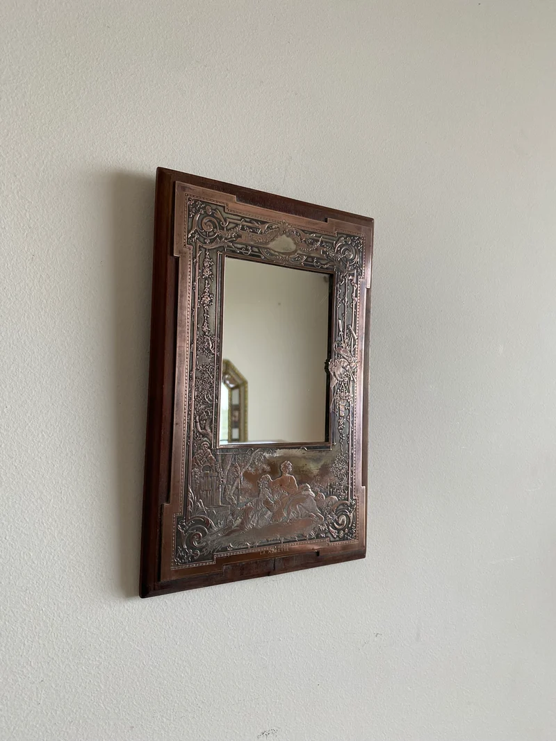 Miroir encadré bois décoré d'une plaque de cuivre