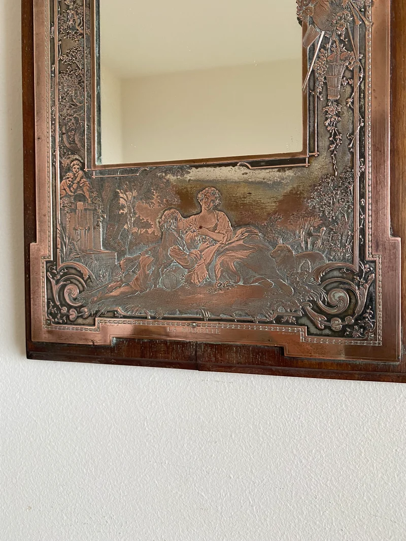 Miroir encadré bois décoré d'une plaque de cuivre