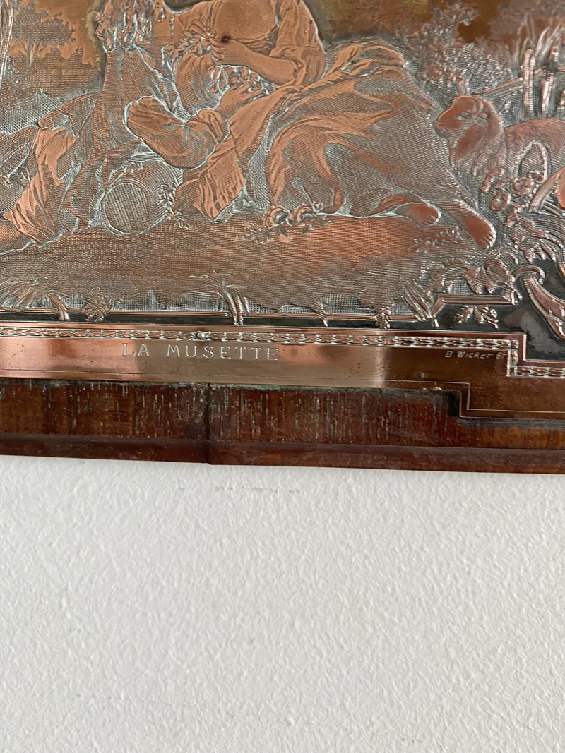 Miroir encadré bois décoré d'une plaque de cuivre
