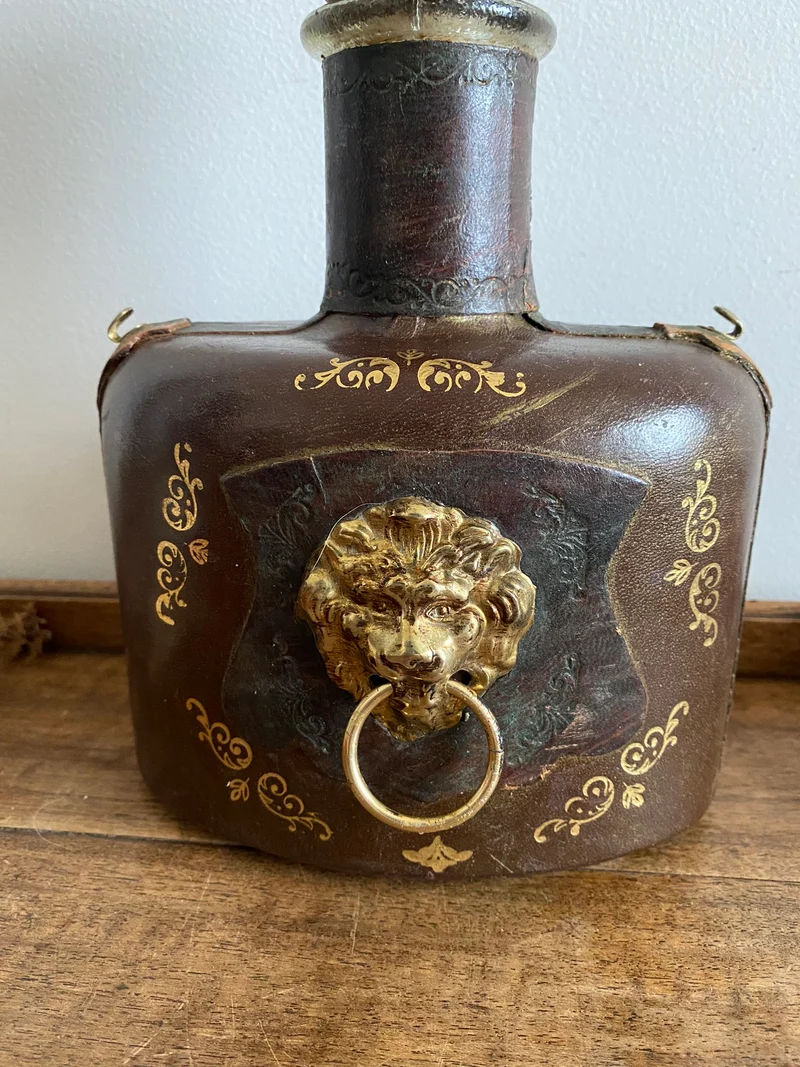Bouteille décorative recouverte de cuir
