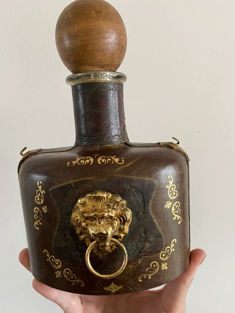 Bouteille décorative recouverte de cuir