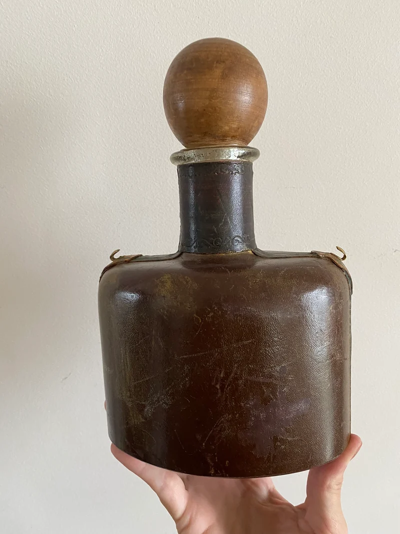 Bouteille décorative recouverte de cuir