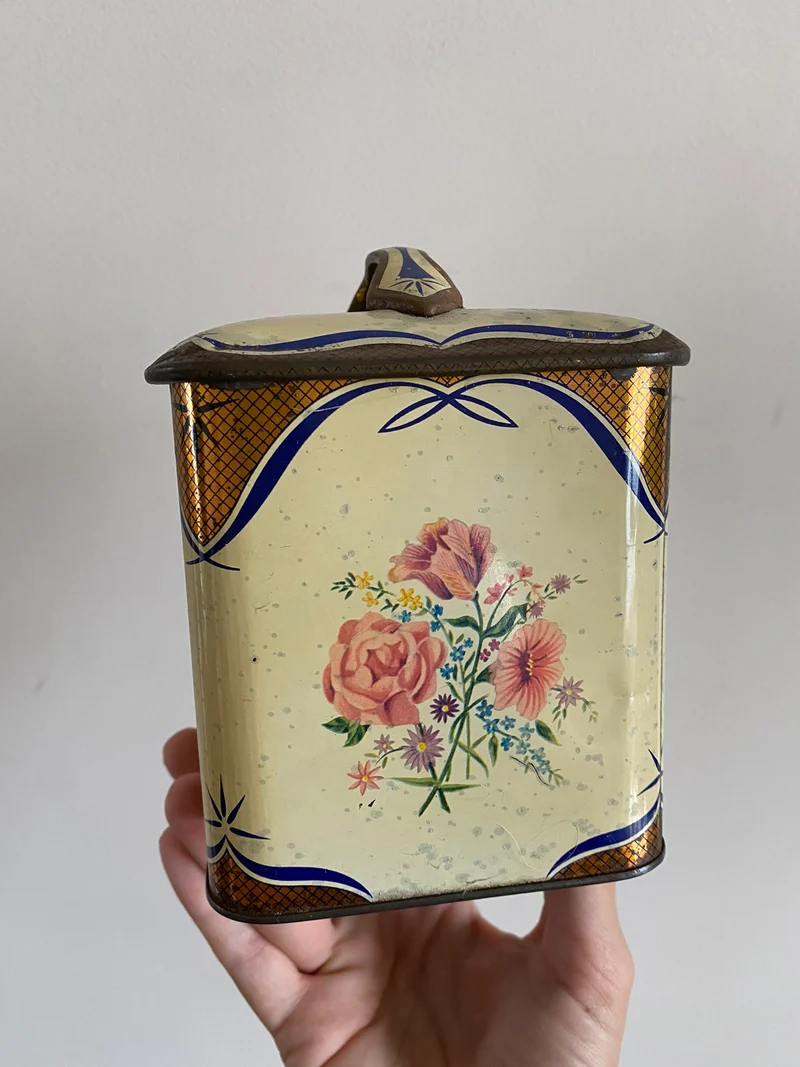 Boîte en fer jaune pâle fleurs roses