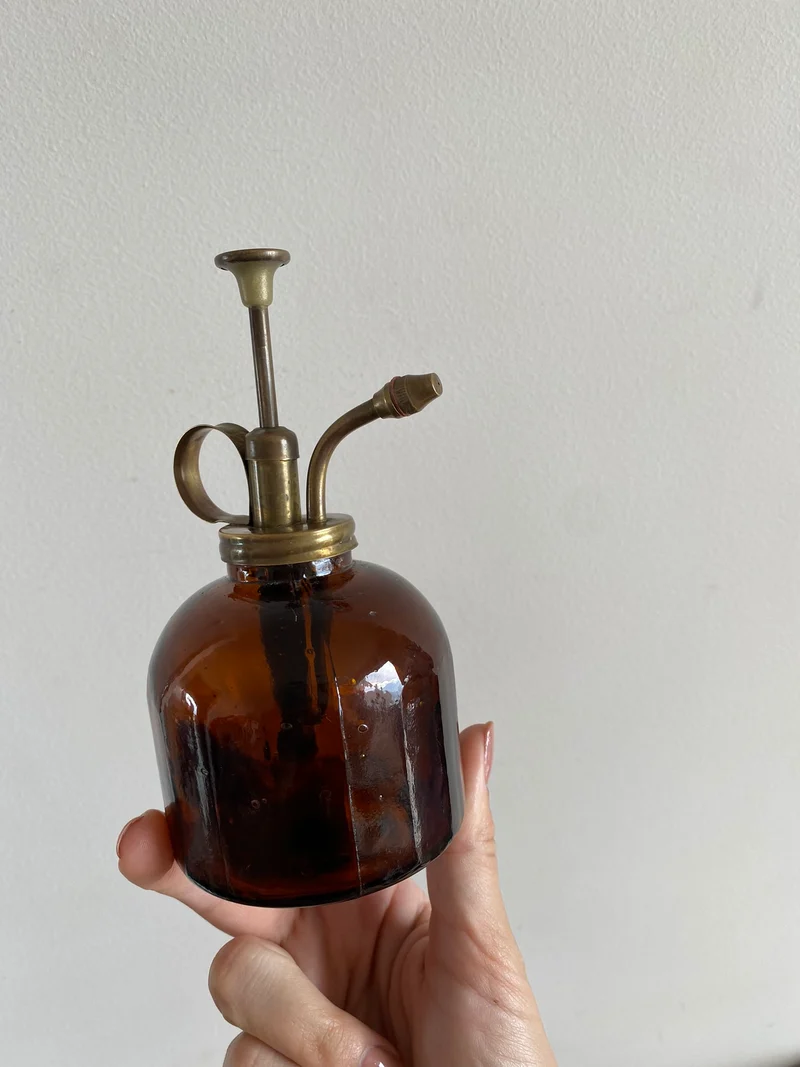 Vaporisateur en verre ambré et laiton