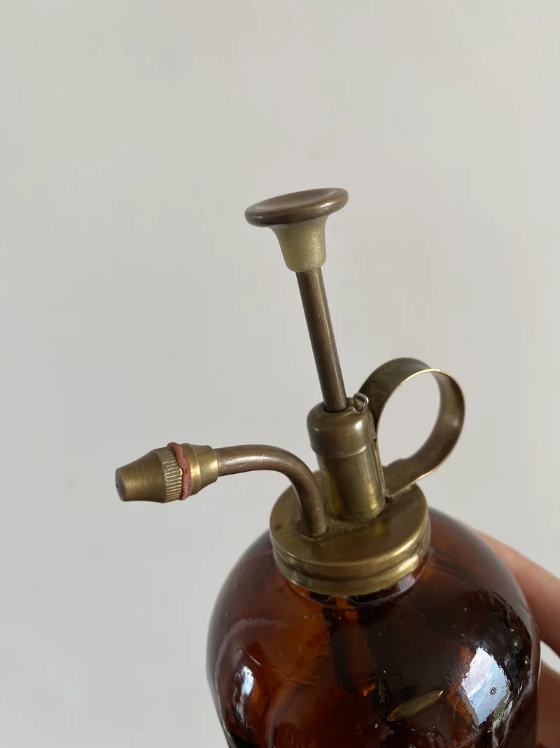 Vaporisateur en verre ambré et laiton