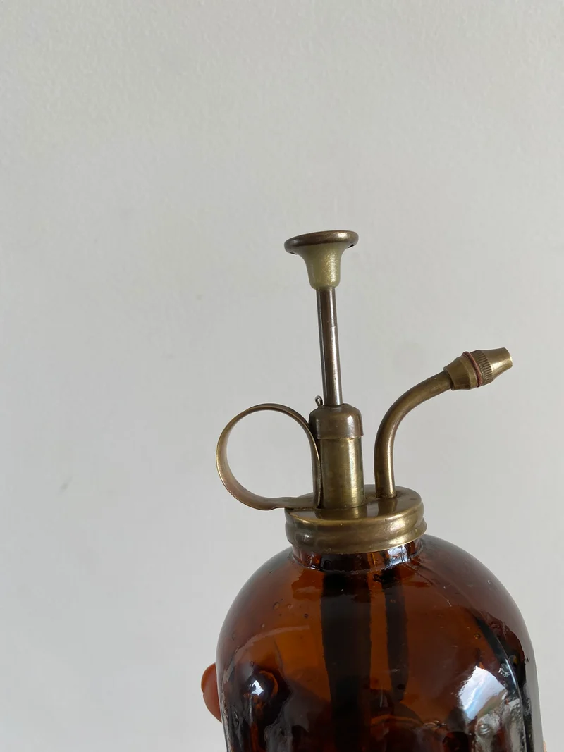 Vaporisateur en verre ambré et laiton
