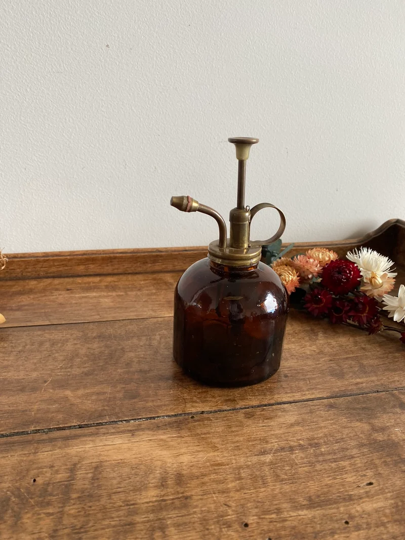 Vaporisateur en verre ambré et laiton