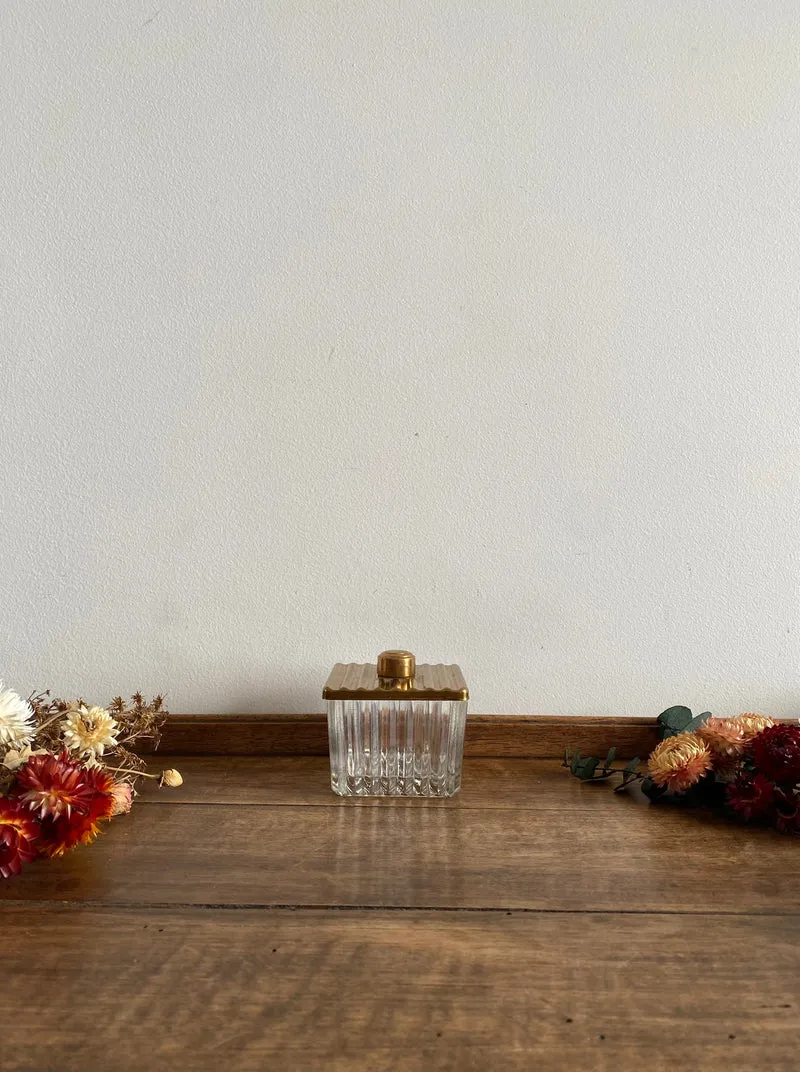 Sucrier forme carrée en verre stries gondolées couvercle en métal doré