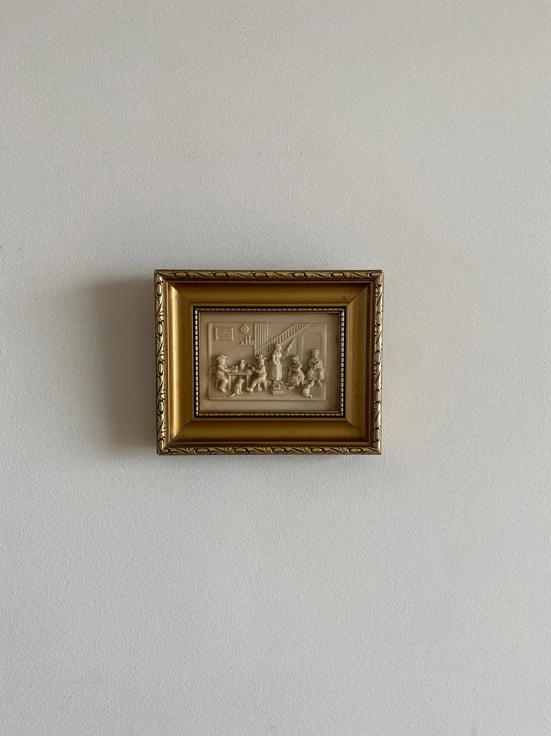 Sculpture sur pierre calcaire scène de villageois cadre doré