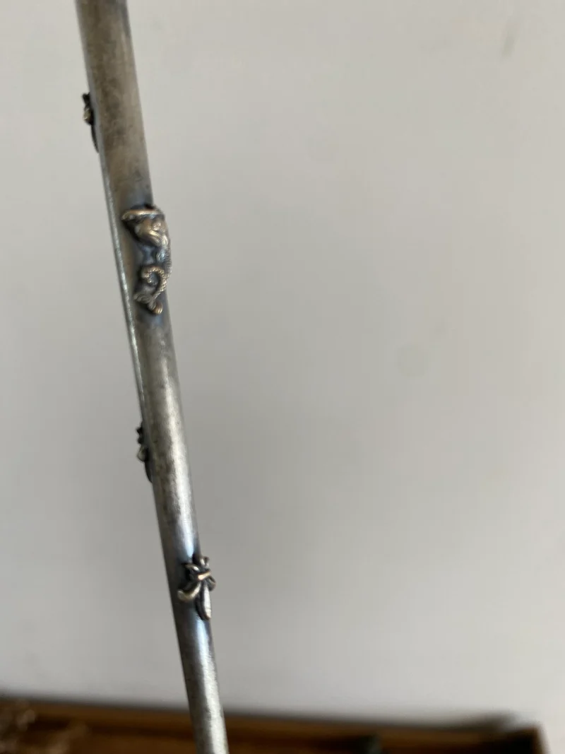 Porte plume métal argenté orné de fleurs de lys