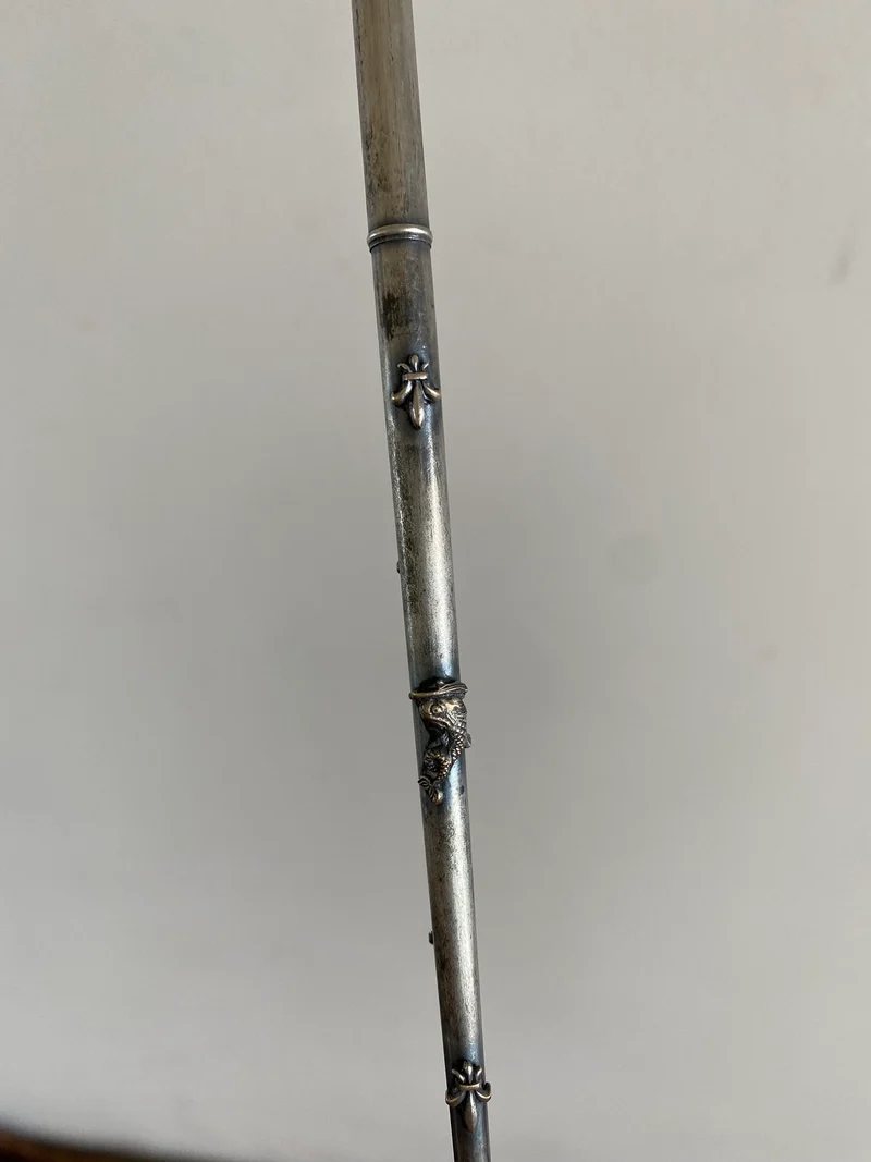 Porte plume métal argenté orné de fleurs de lys