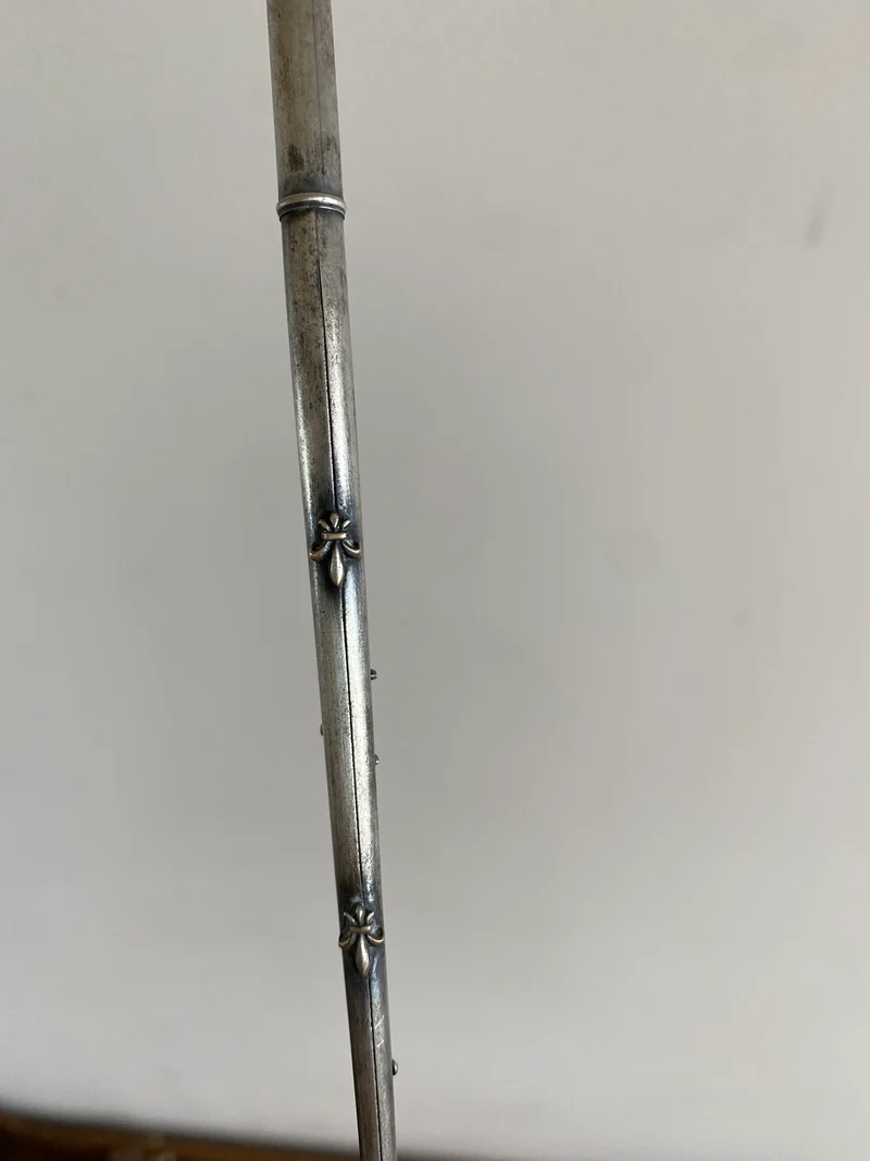 Porte plume métal argenté orné de fleurs de lys