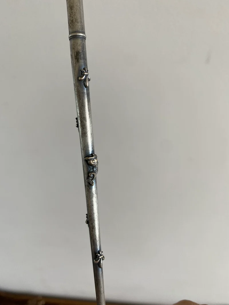 Porte plume métal argenté orné de fleurs de lys