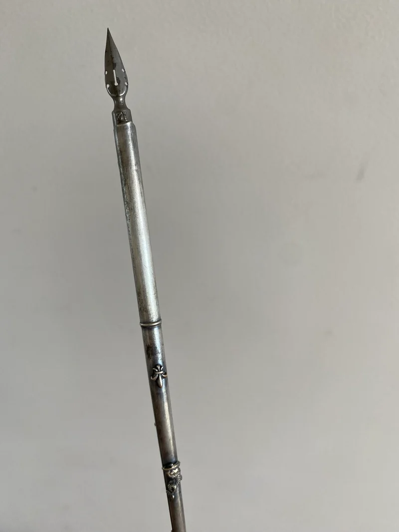 Porte plume métal argenté orné de fleurs de lys