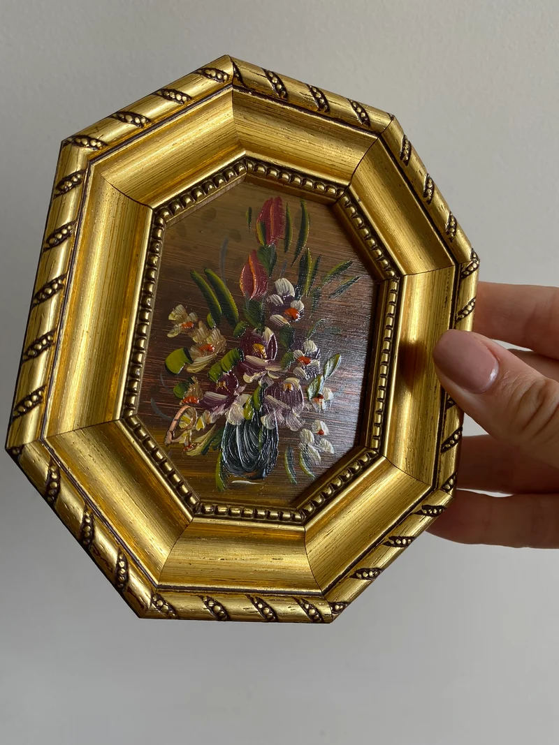 Peinture bouquet de fleurs signé cadre octogonal en bois doré