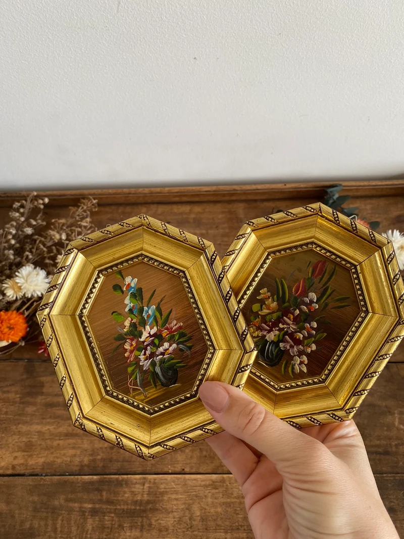 Peinture bouquet de fleurs signé cadre octogonal en bois doré