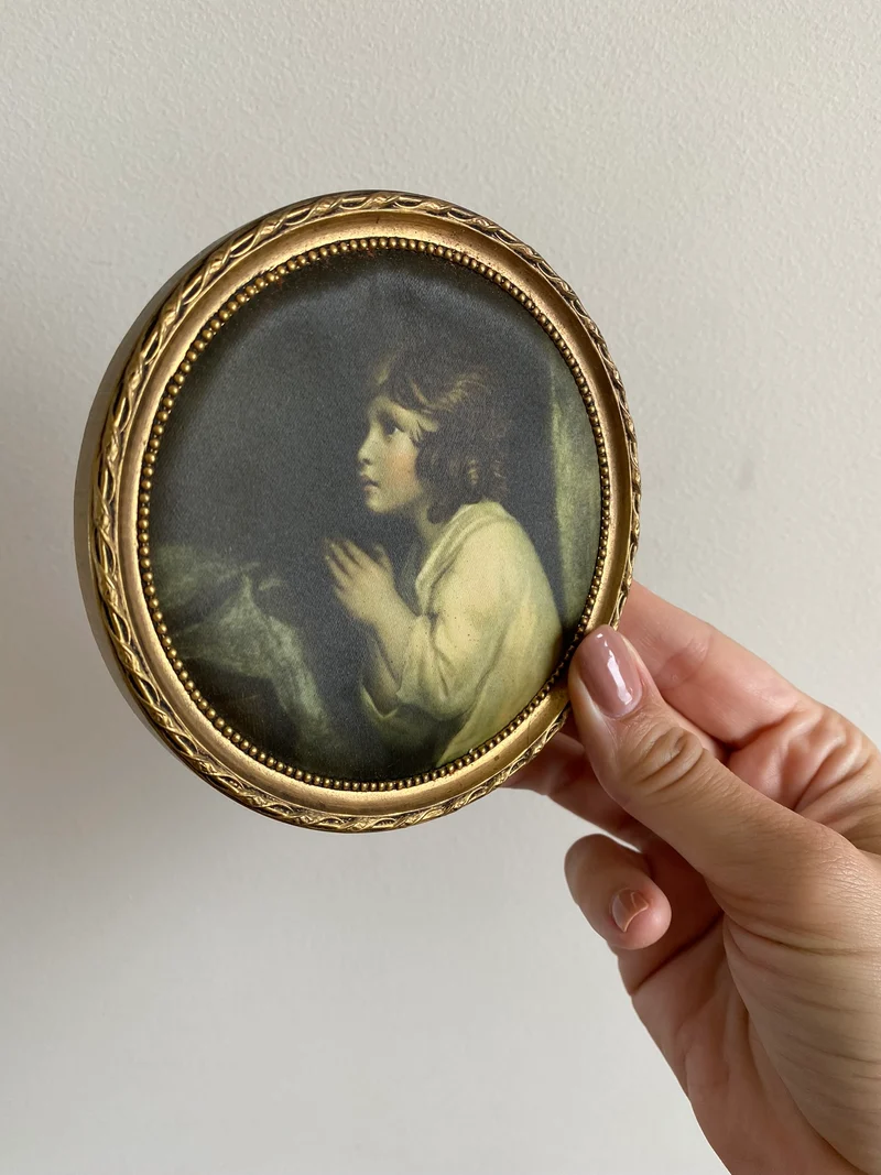 Médaillons ronds dorés représentations sur soie de Reynolds
