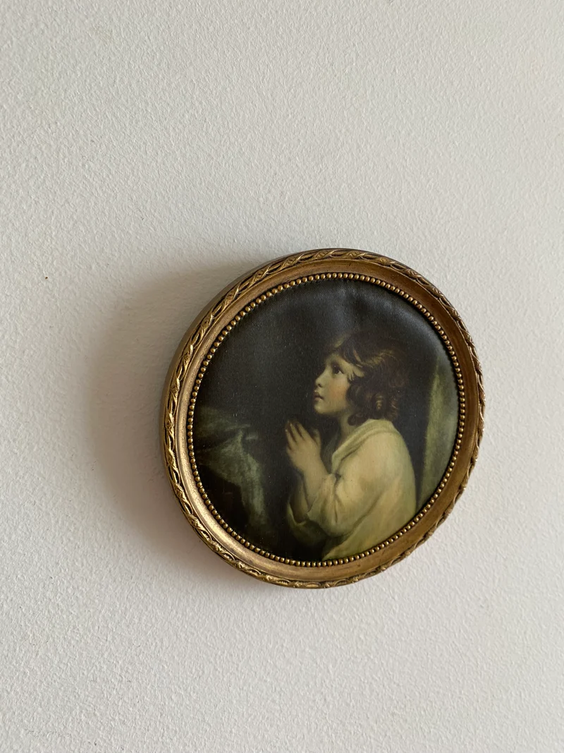 Médaillons ronds dorés représentations sur soie de Reynolds