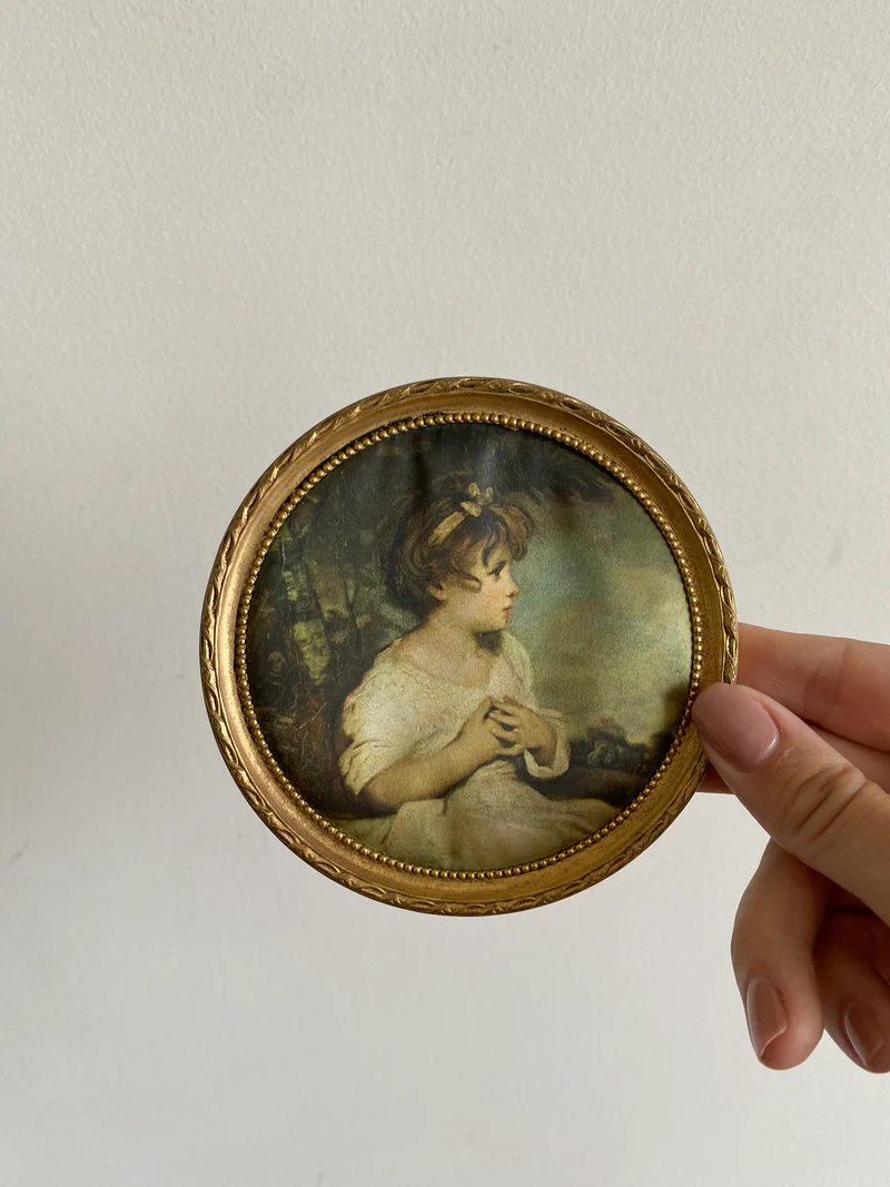 Médaillons ronds dorés représentations sur soie de Reynolds