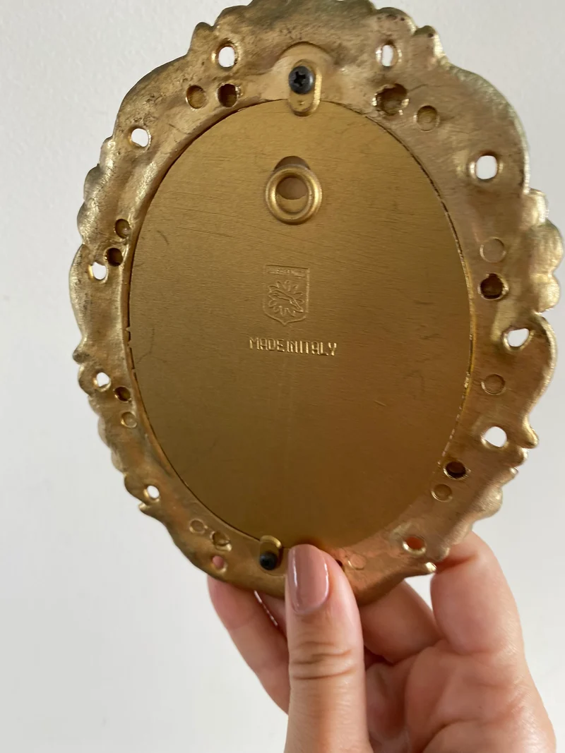 Médaillon sous verre forme ovale cadre doré rococo brillant