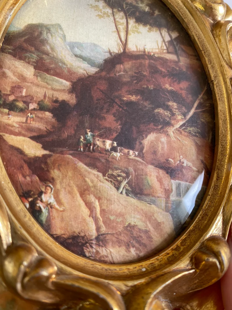 Médaillon sous verre forme ovale cadre doré rococo brillant