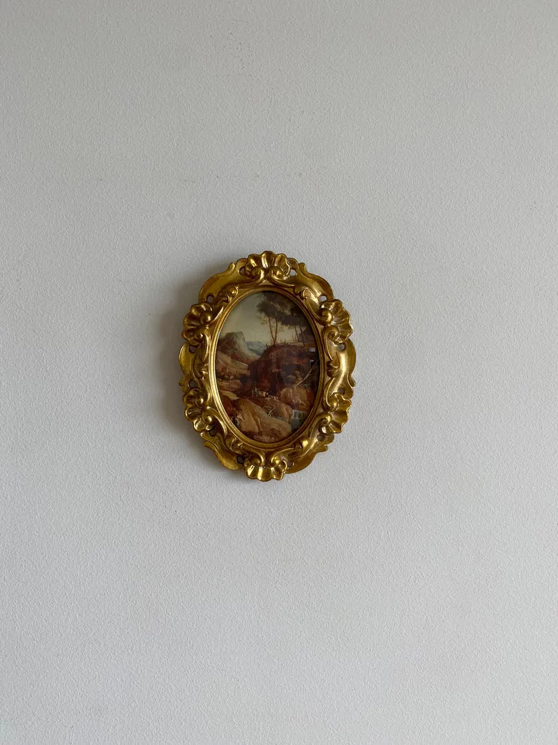 Médaillon sous verre forme ovale cadre doré rococo brillant