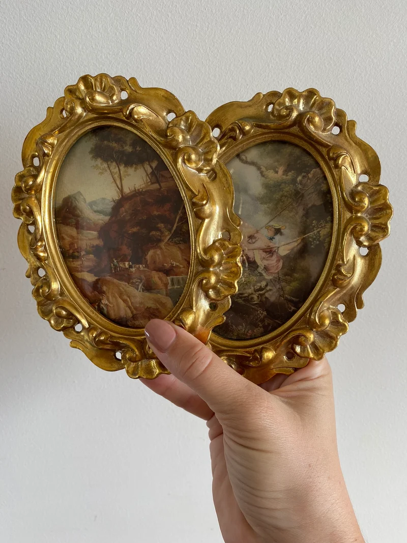 Médaillon sous verre forme ovale cadre doré rococo brillant