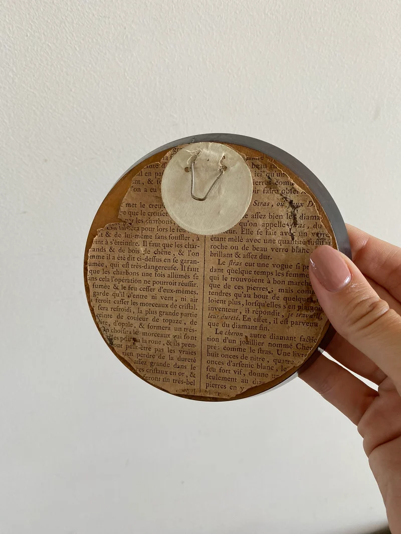 Médaillon rond la vierge et l'enfant cadre couleur ébène en bois