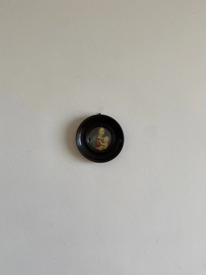 Médaillon rond la vierge et l'enfant cadre couleur ébène en bois