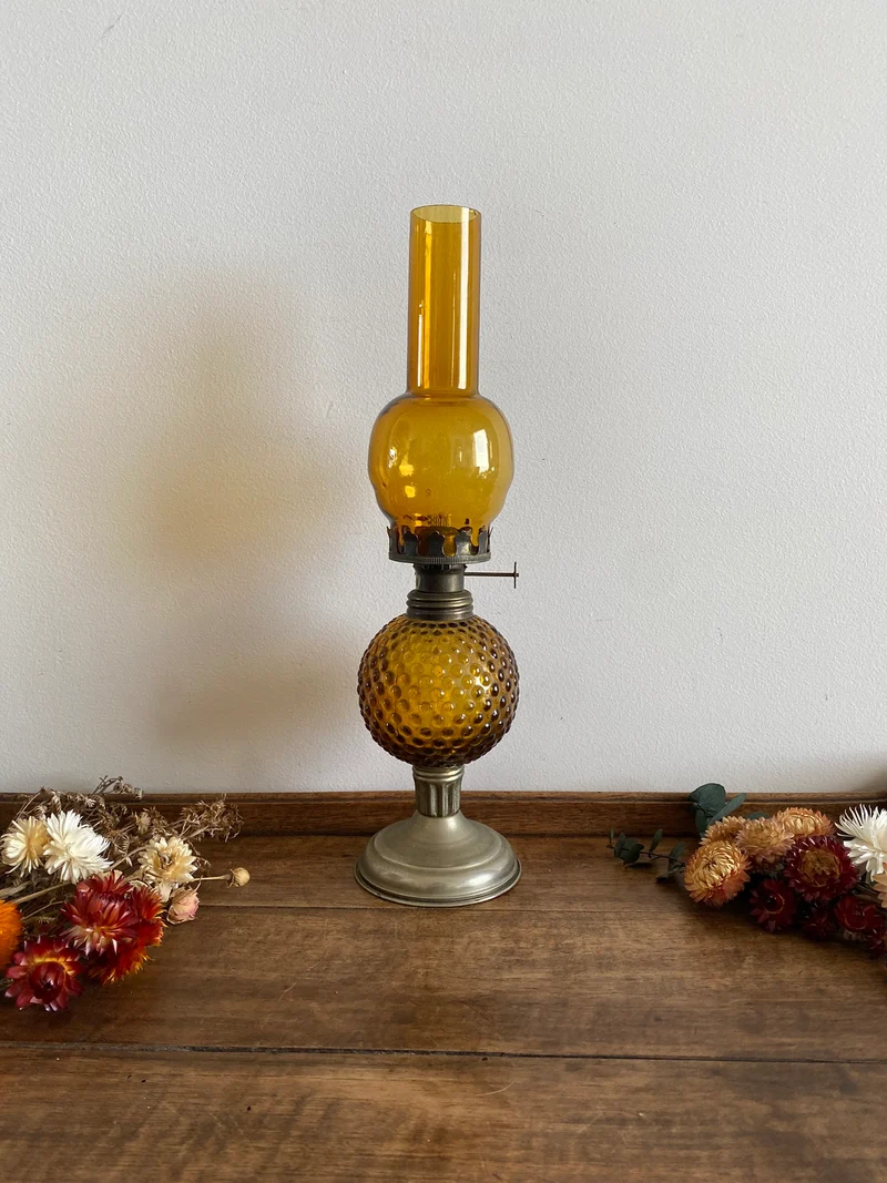 Lampe à pétrole socle en métal doré réservoir rond perlé couleur ambre