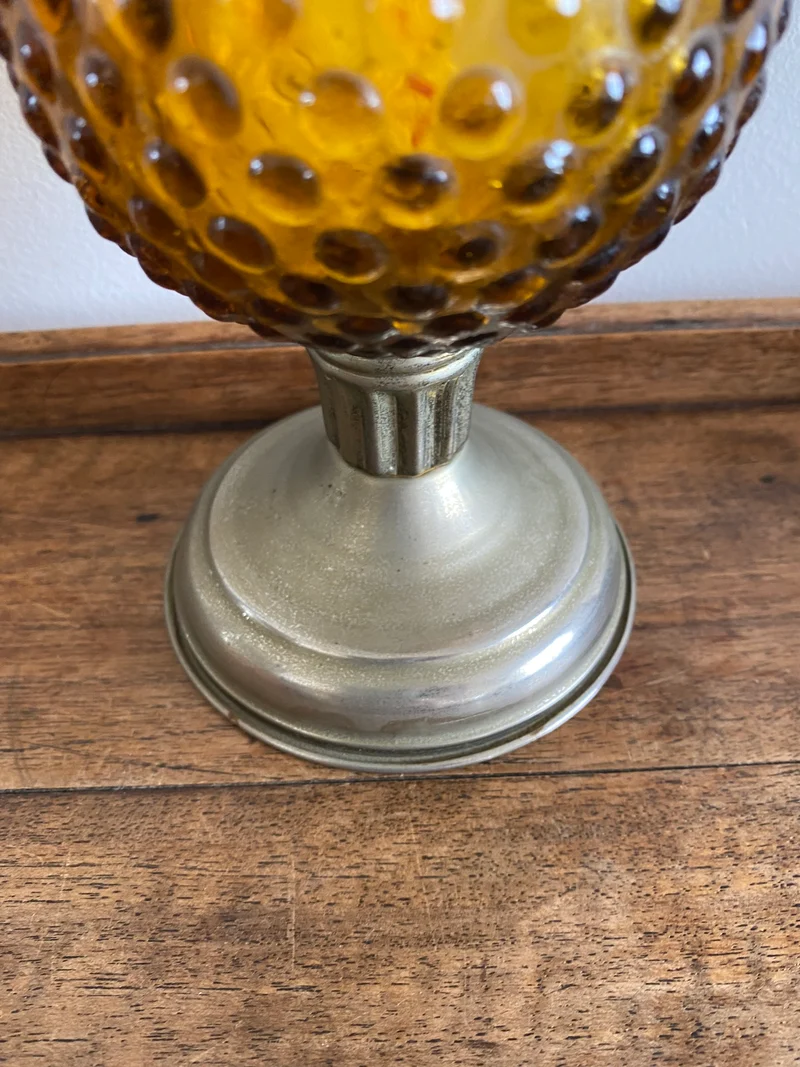 Lampe à pétrole socle en métal doré réservoir rond perlé couleur ambre
