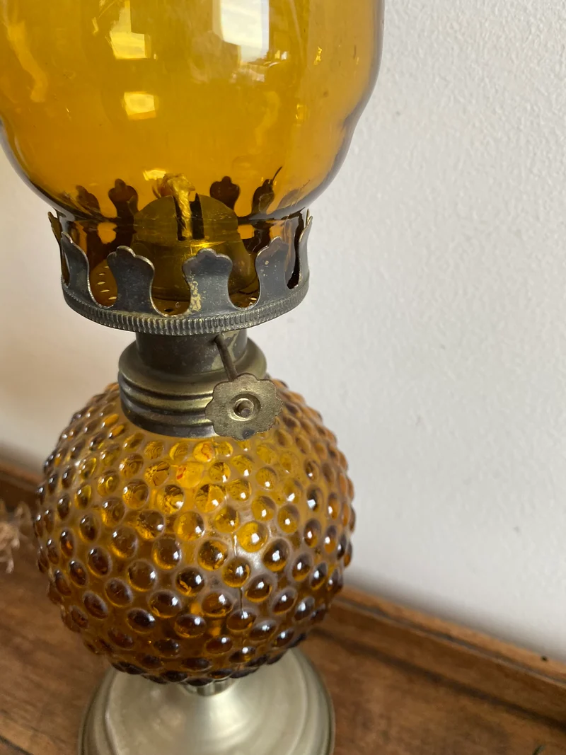 Lampe à pétrole socle en métal doré réservoir rond perlé couleur ambre